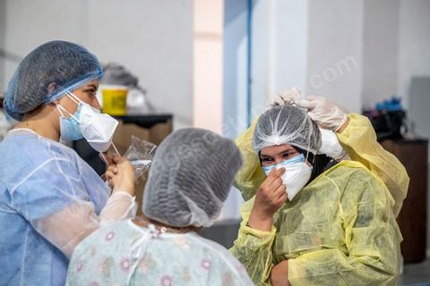 25 juillet 2021 : Crise COVID. Afin d'aider et soulager le système de santé en Tunisie en cette période de crise Covid, Rayen Hamzaoui, le jeune maire de Ezzahra, dasn la banlieu sud de Tunis, a installé un hopital de campagne d'une vingtaine de lits. En solicitant ses administrés et entreprises il y a pu financer des lits médicalisés complets avec des concentrateurs d'oxygène. Le personnel medical est composé de professionnels de santé bénévoles, qui offrent leur temps de repos à cet hopital provisoire. Un engagement et un engouement exceptionnel félicité par la population et les malades. 