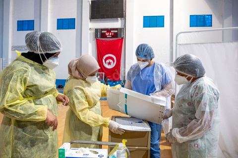 25 juillet 2021 : Crise COVID. Afin d'aider et soulager le système de santé en Tunisie en cette période de crise Covid, Rayen Hamzaoui, le jeune maire de Ezzahra, dasn la banlieu sud de Tunis, a installé un hopital de campagne d'une vingtaine de lits. En solicitant ses administrés et entreprises il y a pu financer des lits médicalisés complets avec des concentrateurs d'oxygène. Le personnel medical est composé de professionnels de santé bénévoles, qui offrent leur temps de repos à cet hopital provisoire. Un engagement et un engouement exceptionnel félicité par la population et les malades. 