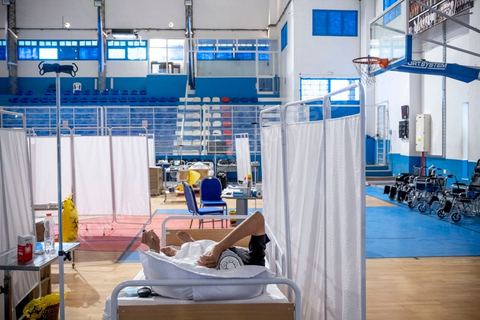 25 juillet 2021 : Crise COVID. Afin d'aider et soulager le système de santé en Tunisie en cette période de crise Covid, Rayen Hamzaoui, le jeune maire de Ezzahra, dasn la banlieu sud de Tunis, a installé un hopital de campagne d'une vingtaine de lits. En solicitant ses administrés et entreprises il y a pu financer des lits médicalisés complets avec des concentrateurs d'oxygène. Le personnel medical est composé de professionnels de santé bénévoles, qui offrent leur temps de repos à cet hopital provisoire. Un engagement et un engouement exceptionnel félicité par la population et les malades. 