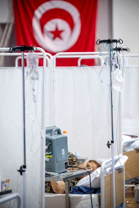 25 juillet 2021 : Crise COVID. Afin d'aider et soulager le système de santé en Tunisie en cette période de crise Covid, Rayen Hamzaoui, le jeune maire de Ezzahra, dasn la banlieu sud de Tunis, a installé un hopital de campagne d'une vingtaine de lits. En solicitant ses administrés et entreprises il y a pu financer des lits médicalisés complets avec des concentrateurs d'oxygène. Le personnel medical est composé de professionnels de santé bénévoles, qui offrent leur temps de repos à cet hopital provisoire. Un engagement et un engouement exceptionnel félicité par la population et les malades. 