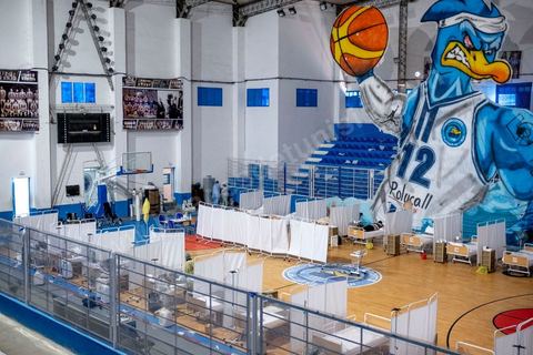 25 juillet 2021 : Crise COVID. Afin d'aider et soulager le système de santé en Tunisie en cette période de crise Covid, Rayen Hamzaoui, le jeune maire de Ezzahra, dasn la banlieu sud de Tunis, a installé un hopital de campagne d'une vingtaine de lits. En solicitant ses administrés et entreprises il y a pu financer des lits médicalisés complets avec des concentrateurs d'oxygène. Le personnel medical est composé de professionnels de santé bénévoles, qui offrent leur temps de repos à cet hopital provisoire. Un engagement et un engouement exceptionnel félicité par la population et les malades. 