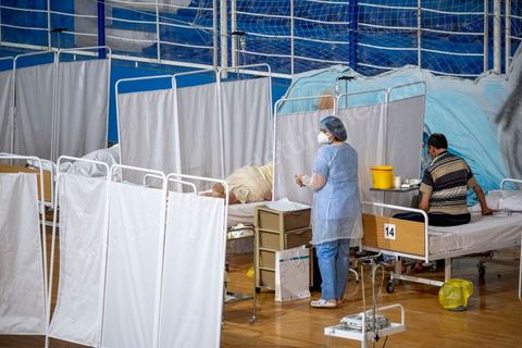 25 juillet 2021 : Crise COVID. Afin d'aider et soulager le système de santé en Tunisie en cette période de crise Covid, Rayen Hamzaoui, le jeune maire de Ezzahra, dasn la banlieu sud de Tunis, a installé un hopital de campagne d'une vingtaine de lits. En solicitant ses administrés et entreprises il y a pu financer des lits médicalisés complets avec des concentrateurs d'oxygène. Le personnel medical est composé de professionnels de santé bénévoles, qui offrent leur temps de repos à cet hopital provisoire. Un engagement et un engouement exceptionnel félicité par la population et les malades. 