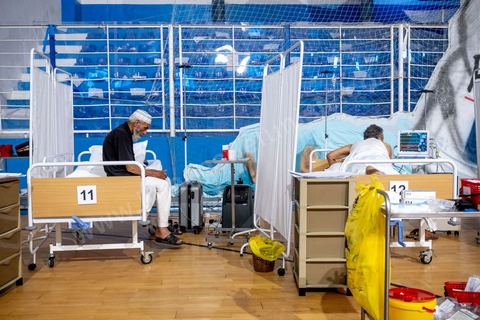 25 juillet 2021 : Crise COVID. Afin d'aider et soulager le système de santé en Tunisie en cette période de crise Covid, Rayen Hamzaoui, le jeune maire de Ezzahra, dasn la banlieu sud de Tunis, a installé un hopital de campagne d'une vingtaine de lits. En solicitant ses administrés et entreprises il y a pu financer des lits médicalisés complets avec des concentrateurs d'oxygène. Le personnel medical est composé de professionnels de santé bénévoles, qui offrent leur temps de repos à cet hopital provisoire. Un engagement et un engouement exceptionnel félicité par la population et les malades. 