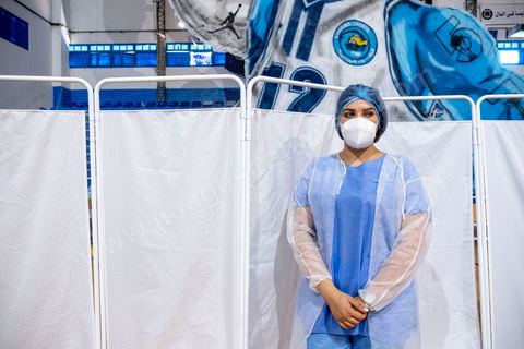 25 juillet 2021 : Nahed Dhifi, bénévoles et kinesithérapeute en clinique. Crise COVID. Afin d'aider et soulager le système de santé en Tunisie en cette période de crise Covid, Rayen Hamzaoui, le jeune maire de Ezzahra, dasn la banlieu sud de Tunis, a installé un hopital de campagne d'une vingtaine de lits. En solicitant ses administrés et entreprises il y a pu financer des lits médicalisés complets avec des concentrateurs d'oxygène. Le personnel medical est composé de professionnels de santé bénévoles, qui offrent leur temps de repos à cet hopital provisoire. Un engagement et un engouement exceptionnel félicité par la population et les malades. 