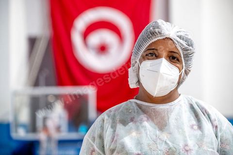 25 juillet 2021 : Nour Allagui, bénévole et aide soignate à la clinique.  Crise COVID. Afin d'aider et soulager le système de santé en Tunisie en cette période de crise Covid, Rayen Hamzaoui, le jeune maire de Ezzahra, dasn la banlieu sud de Tunis, a installé un hopital de campagne d'une vingtaine de lits. En solicitant ses administrés et entreprises il y a pu financer des lits médicalisés complets avec des concentrateurs d'oxygène. Le personnel medical est composé de professionnels de santé bénévoles, qui offrent leur temps de repos à cet hopital provisoire. Un engagement et un engouement exceptionnel félicité par la population et les malades. 