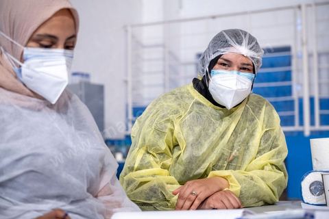 25 juillet 2021 : Myriam Manaii, bénévole et chef service en clinique. Crise COVID. Afin d'aider et soulager le système de santé en Tunisie en cette période de crise Covid, Rayen Hamzaoui, le jeune maire de Ezzahra, dasn la banlieu sud de Tunis, a installé un hopital de campagne d'une vingtaine de lits. En solicitant ses administrés et entreprises il y a pu financer des lits médicalisés complets avec des concentrateurs d'oxygène. Le personnel medical est composé de professionnels de santé bénévoles, qui offrent leur temps de repos à cet hopital provisoire. Un engagement et un engouement exceptionnel félicité par la population et les malades. 