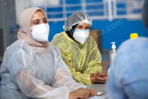 25 juillet 2021 : Crise COVID. Afin d'aider et soulager le système de santé en Tunisie en cette période de crise Covid, Rayen Hamzaoui, le jeune maire de Ezzahra, dasn la banlieu sud de Tunis, a installé un hopital de campagne d'une vingtaine de lits. En solicitant ses administrés et entreprises il y a pu financer des lits médicalisés complets avec des concentrateurs d'oxygène. Le personnel medical est composé de professionnels de santé bénévoles, qui offrent leur temps de repos à cet hopital provisoire. Un engagement et un engouement exceptionnel félicité par la population et les malades. 