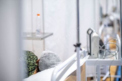 25 juillet 2021 : Crise COVID. Afin d'aider et soulager le système de santé en Tunisie en cette période de crise Covid, Rayen Hamzaoui, le jeune maire de Ezzahra, dasn la banlieu sud de Tunis, a installé un hopital de campagne d'une vingtaine de lits. En solicitant ses administrés et entreprises il y a pu financer des lits médicalisés complets avec des concentrateurs d'oxygène. Le personnel medical est composé de professionnels de santé bénévoles, qui offrent leur temps de repos à cet hopital provisoire. Un engagement et un engouement exceptionnel félicité par la population et les malades. 