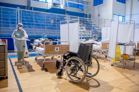 25 juillet 2021 : Crise COVID. Afin d'aider et soulager le système de santé en Tunisie en cette période de crise Covid, Rayen Hamzaoui, le jeune maire de Ezzahra, dasn la banlieu sud de Tunis, a installé un hopital de campagne d'une vingtaine de lits. En solicitant ses administrés et entreprises il y a pu financer des lits médicalisés complets avec des concentrateurs d'oxygène. Le personnel medical est composé de professionnels de santé bénévoles, qui offrent leur temps de repos à cet hopital provisoire. Un engagement et un engouement exceptionnel félicité par la population et les malades. 