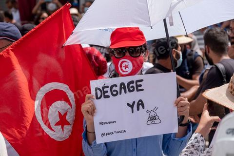 25 juillet 2021 : en cette date de fête de la république en Tunisie, plusieurs appels à manifester ont circulé sur les réseaux ces derniers jours pour aller manifester dans tout le pays et appeler aux départs du gouvernement et de Ennahdha. Au Bardo, à quelques pas de l'Assemblée des Représentants du Peuple, la police a bloqué l'accès à une petite centaine de manifesatnts venus scander le "Dégage" qui avait fait partir il y a dix ans la dictature de Ben Ali. La manifestation sera dispersée un peu plus tard par la police et plusieurs arrestations ont été opérées. Le centre ville de Tunis a été depusi le matin totalement bloqué par la police, impossible à qui de ce soit d'accéder à l'avenue Habib Bourguiba, un dispositif exceptionnel face à une tension politique, sociale,  économique et sanitaire grave. Dans les régions, Sfax, Sousse, Kairouan, Tozeur, ... les rassemblements ont réunis beaucoup plus de manifestants qui ont attaqué les sièges du parti islamiste Ennahdha. 