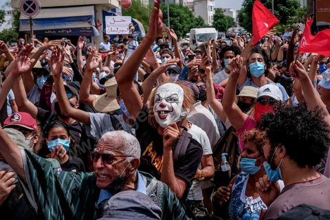25 juillet 2021 : en cette date de fête de la république en Tunisie, plusieurs appels à manifester ont circulé sur les réseaux ces derniers jours pour aller manifester dans tout le pays et appeler aux départs du gouvernement et de Ennahdha. Au Bardo, à quelques pas de l'Assemblée des Représentants du Peuple, la police a bloqué l'accès à une petite centaine de manifesatnts venus scander le "Dégage" qui avait fait partir il y a dix ans la dictature de Ben Ali. La manifestation sera dispersée un peu plus tard par la police et plusieurs arrestations ont été opérées. Le centre ville de Tunis a été depusi le matin totalement bloqué par la police, impossible à qui de ce soit d'accéder à l'avenue Habib Bourguiba, un dispositif exceptionnel face à une tension politique, sociale,  économique et sanitaire grave. Dans les régions, Sfax, Sousse, Kairouan, Tozeur, ... les rassemblements ont réunis beaucoup plus de manifestants qui ont attaqué les sièges du parti islamiste Ennahdha. 
