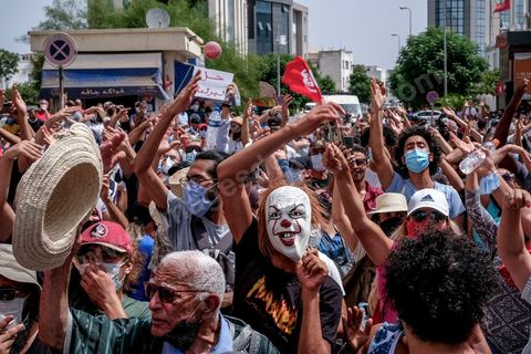 25 juillet 2021 : en cette date de fête de la république en Tunisie, plusieurs appels à manifester ont circulé sur les réseaux ces derniers jours pour aller manifester dans tout le pays et appeler aux départs du gouvernement et de Ennahdha. Au Bardo, à quelques pas de l'Assemblée des Représentants du Peuple, la police a bloqué l'accès à une petite centaine de manifesatnts venus scander le "Dégage" qui avait fait partir il y a dix ans la dictature de Ben Ali. La manifestation sera dispersée un peu plus tard par la police et plusieurs arrestations ont été opérées. Le centre ville de Tunis a été depusi le matin totalement bloqué par la police, impossible à qui de ce soit d'accéder à l'avenue Habib Bourguiba, un dispositif exceptionnel face à une tension politique, sociale,  économique et sanitaire grave. Dans les régions, Sfax, Sousse, Kairouan, Tozeur, ... les rassemblements ont réunis beaucoup plus de manifestants qui ont attaqué les sièges du parti islamiste Ennahdha. 