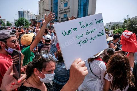 25 juillet 2021 : en cette date de fête de la république en Tunisie, plusieurs appels à manifester ont circulé sur les réseaux ces derniers jours pour aller manifester dans tout le pays et appeler aux départs du gouvernement et de Ennahdha. Au Bardo, à quelques pas de l'Assemblée des Représentants du Peuple, la police a bloqué l'accès à une petite centaine de manifesatnts venus scander le "Dégage" qui avait fait partir il y a dix ans la dictature de Ben Ali. La manifestation sera dispersée un peu plus tard par la police et plusieurs arrestations ont été opérées. Le centre ville de Tunis a été depusi le matin totalement bloqué par la police, impossible à qui de ce soit d'accéder à l'avenue Habib Bourguiba, un dispositif exceptionnel face à une tension politique, sociale,  économique et sanitaire grave. Dans les régions, Sfax, Sousse, Kairouan, Tozeur, ... les rassemblements ont réunis beaucoup plus de manifestants qui ont attaqué les sièges du parti islamiste Ennahdha. 