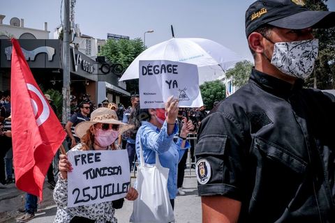 25 juillet 2021 : en cette date de fête de la république en Tunisie, plusieurs appels à manifester ont circulé sur les réseaux ces derniers jours pour aller manifester dans tout le pays et appeler aux départs du gouvernement et de Ennahdha. Au Bardo, à quelques pas de l'Assemblée des Représentants du Peuple, la police a bloqué l'accès à une petite centaine de manifesatnts venus scander le "Dégage" qui avait fait partir il y a dix ans la dictature de Ben Ali. La manifestation sera dispersée un peu plus tard par la police et plusieurs arrestations ont été opérées. Le centre ville de Tunis a été depusi le matin totalement bloqué par la police, impossible à qui de ce soit d'accéder à l'avenue Habib Bourguiba, un dispositif exceptionnel face à une tension politique, sociale,  économique et sanitaire grave. Dans les régions, Sfax, Sousse, Kairouan, Tozeur, ... les rassemblements ont réunis beaucoup plus de manifestants qui ont attaqué les sièges du parti islamiste Ennahdha. 