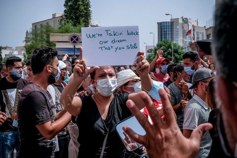 25 juillet 2021 : en cette date de fête de la république en Tunisie, plusieurs appels à manifester ont circulé sur les réseaux ces derniers jours pour aller manifester dans tout le pays et appeler aux départs du gouvernement et de Ennahdha. Au Bardo, à quelques pas de l'Assemblée des Représentants du Peuple, la police a bloqué l'accès à une petite centaine de manifesatnts venus scander le "Dégage" qui avait fait partir il y a dix ans la dictature de Ben Ali. La manifestation sera dispersée un peu plus tard par la police et plusieurs arrestations ont été opérées. Le centre ville de Tunis a été depusi le matin totalement bloqué par la police, impossible à qui de ce soit d'accéder à l'avenue Habib Bourguiba, un dispositif exceptionnel face à une tension politique, sociale,  économique et sanitaire grave. Dans les régions, Sfax, Sousse, Kairouan, Tozeur, ... les rassemblements ont réunis beaucoup plus de manifestants qui ont attaqué les sièges du parti islamiste Ennahdha. 