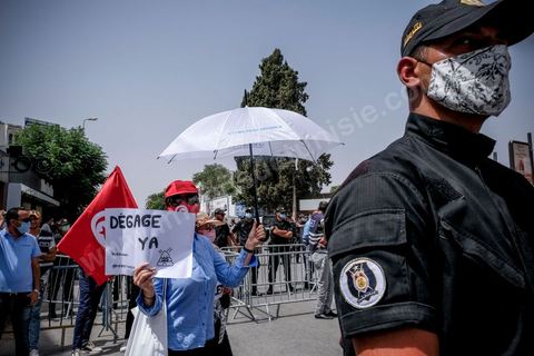25 juillet 2021 : en cette date de fête de la république en Tunisie, plusieurs appels à manifester ont circulé sur les réseaux ces derniers jours pour aller manifester dans tout le pays et appeler aux départs du gouvernement et de Ennahdha. Au Bardo, à quelques pas de l'Assemblée des Représentants du Peuple, la police a bloqué l'accès à une petite centaine de manifesatnts venus scander le "Dégage" qui avait fait partir il y a dix ans la dictature de Ben Ali. La manifestation sera dispersée un peu plus tard par la police et plusieurs arrestations ont été opérées. Le centre ville de Tunis a été depusi le matin totalement bloqué par la police, impossible à qui de ce soit d'accéder à l'avenue Habib Bourguiba, un dispositif exceptionnel face à une tension politique, sociale,  économique et sanitaire grave. Dans les régions, Sfax, Sousse, Kairouan, Tozeur, ... les rassemblements ont réunis beaucoup plus de manifestants qui ont attaqué les sièges du parti islamiste Ennahdha. 