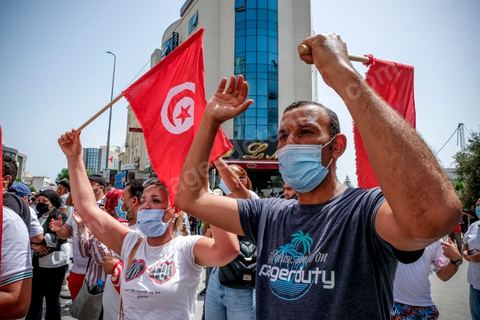 25 juillet 2021 : en cette date de fête de la république en Tunisie, plusieurs appels à manifester ont circulé sur les réseaux ces derniers jours pour aller manifester dans tout le pays et appeler aux départs du gouvernement et de Ennahdha. Au Bardo, à quelques pas de l'Assemblée des Représentants du Peuple, la police a bloqué l'accès à une petite centaine de manifesatnts venus scander le "Dégage" qui avait fait partir il y a dix ans la dictature de Ben Ali. La manifestation sera dispersée un peu plus tard par la police et plusieurs arrestations ont été opérées. Le centre ville de Tunis a été depusi le matin totalement bloqué par la police, impossible à qui de ce soit d'accéder à l'avenue Habib Bourguiba, un dispositif exceptionnel face à une tension politique, sociale,  économique et sanitaire grave. Dans les régions, Sfax, Sousse, Kairouan, Tozeur, ... les rassemblements ont réunis beaucoup plus de manifestants qui ont attaqué les sièges du parti islamiste Ennahdha. 