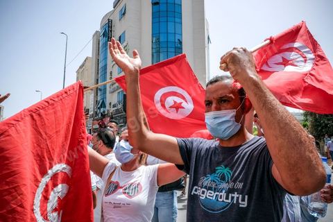 25 juillet 2021 : en cette date de fête de la république en Tunisie, plusieurs appels à manifester ont circulé sur les réseaux ces derniers jours pour aller manifester dans tout le pays et appeler aux départs du gouvernement et de Ennahdha. Au Bardo, à quelques pas de l'Assemblée des Représentants du Peuple, la police a bloqué l'accès à une petite centaine de manifesatnts venus scander le "Dégage" qui avait fait partir il y a dix ans la dictature de Ben Ali. La manifestation sera dispersée un peu plus tard par la police et plusieurs arrestations ont été opérées. Le centre ville de Tunis a été depusi le matin totalement bloqué par la police, impossible à qui de ce soit d'accéder à l'avenue Habib Bourguiba, un dispositif exceptionnel face à une tension politique, sociale,  économique et sanitaire grave. Dans les régions, Sfax, Sousse, Kairouan, Tozeur, ... les rassemblements ont réunis beaucoup plus de manifestants qui ont attaqué les sièges du parti islamiste Ennahdha. 