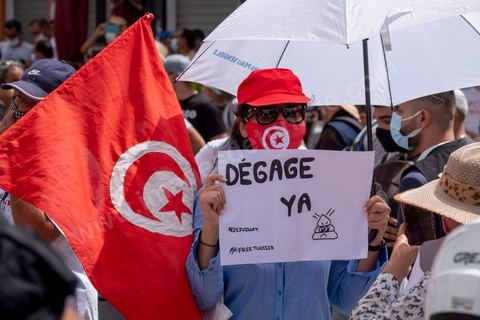 25 juillet 2021 : en cette date de fête de la république en Tunisie, plusieurs appels à manifester ont circulé sur les réseaux ces derniers jours pour aller manifester dans tout le pays et appeler aux départs du gouvernement et de Ennahdha. Au Bardo, à quelques pas de l'Assemblée des Représentants du Peuple, la police a bloqué l'accès à une petite centaine de manifesatnts venus scander le "Dégage" qui avait fait partir il y a dix ans la dictature de Ben Ali. La manifestation sera dispersée un peu plus tard par la police et plusieurs arrestations ont été opérées. Le centre ville de Tunis a été depusi le matin totalement bloqué par la police, impossible à qui de ce soit d'accéder à l'avenue Habib Bourguiba, un dispositif exceptionnel face à une tension politique, sociale,  économique et sanitaire grave. Dans les régions, Sfax, Sousse, Kairouan, Tozeur, ... les rassemblements ont réunis beaucoup plus de manifestants qui ont attaqué les sièges du parti islamiste Ennahdha. 