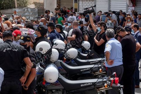 25 juillet 2021 : en cette date de fête de la république en Tunisie, plusieurs appels à manifester ont circulé sur les réseaux ces derniers jours pour aller manifester dans tout le pays et appeler aux départs du gouvernement et de Ennahdha. Au Bardo, à quelques pas de l'Assemblée des Représentants du Peuple, la police a bloqué l'accès à une petite centaine de manifesatnts venus scander le "Dégage" qui avait fait partir il y a dix ans la dictature de Ben Ali. La manifestation sera dispersée un peu plus tard par la police et plusieurs arrestations ont été opérées. Le centre ville de Tunis a été depusi le matin totalement bloqué par la police, impossible à qui de ce soit d'accéder à l'avenue Habib Bourguiba, un dispositif exceptionnel face à une tension politique, sociale,  économique et sanitaire grave. Dans les régions, Sfax, Sousse, Kairouan, Tozeur, ... les rassemblements ont réunis beaucoup plus de manifestants qui ont attaqué les sièges du parti islamiste Ennahdha. 