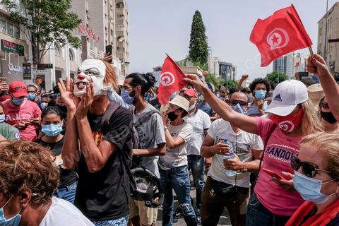 25 juillet 2021 : en cette date de fête de la république en Tunisie, plusieurs appels à manifester ont circulé sur les réseaux ces derniers jours pour aller manifester dans tout le pays et appeler aux départs du gouvernement et de Ennahdha. Au Bardo, à quelques pas de l'Assemblée des Représentants du Peuple, la police a bloqué l'accès à une petite centaine de manifesatnts venus scander le "Dégage" qui avait fait partir il y a dix ans la dictature de Ben Ali. La manifestation sera dispersée un peu plus tard par la police et plusieurs arrestations ont été opérées. Le centre ville de Tunis a été depusi le matin totalement bloqué par la police, impossible à qui de ce soit d'accéder à l'avenue Habib Bourguiba, un dispositif exceptionnel face à une tension politique, sociale,  économique et sanitaire grave. Dans les régions, Sfax, Sousse, Kairouan, Tozeur, ... les rassemblements ont réunis beaucoup plus de manifestants qui ont attaqué les sièges du parti islamiste Ennahdha. 