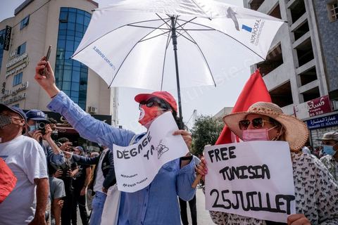 25 juillet 2021 : en cette date de fête de la république en Tunisie, plusieurs appels à manifester ont circulé sur les réseaux ces derniers jours pour aller manifester dans tout le pays et appeler aux départs du gouvernement et de Ennahdha. Au Bardo, à quelques pas de l'Assemblée des Représentants du Peuple, la police a bloqué l'accès à une petite centaine de manifesatnts venus scander le "Dégage" qui avait fait partir il y a dix ans la dictature de Ben Ali. La manifestation sera dispersée un peu plus tard par la police et plusieurs arrestations ont été opérées. Le centre ville de Tunis a été depusi le matin totalement bloqué par la police, impossible à qui de ce soit d'accéder à l'avenue Habib Bourguiba, un dispositif exceptionnel face à une tension politique, sociale,  économique et sanitaire grave. Dans les régions, Sfax, Sousse, Kairouan, Tozeur, ... les rassemblements ont réunis beaucoup plus de manifestants qui ont attaqué les sièges du parti islamiste Ennahdha. 