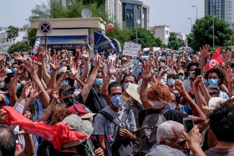 25 juillet 2021 : en cette date de fête de la république en Tunisie, plusieurs appels à manifester ont circulé sur les réseaux ces derniers jours pour aller manifester dans tout le pays et appeler aux départs du gouvernement et de Ennahdha. Au Bardo, à quelques pas de l'Assemblée des Représentants du Peuple, la police a bloqué l'accès à une petite centaine de manifesatnts venus scander le "Dégage" qui avait fait partir il y a dix ans la dictature de Ben Ali. La manifestation sera dispersée un peu plus tard par la police et plusieurs arrestations ont été opérées. Le centre ville de Tunis a été depusi le matin totalement bloqué par la police, impossible à qui de ce soit d'accéder à l'avenue Habib Bourguiba, un dispositif exceptionnel face à une tension politique, sociale,  économique et sanitaire grave. Dans les régions, Sfax, Sousse, Kairouan, Tozeur, ... les rassemblements ont réunis beaucoup plus de manifestants qui ont attaqué les sièges du parti islamiste Ennahdha. 