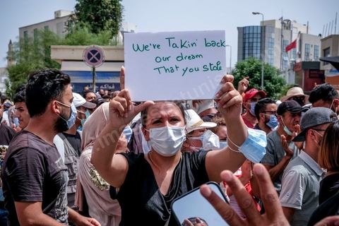 25 juillet 2021 : en cette date de fête de la république en Tunisie, plusieurs appels à manifester ont circulé sur les réseaux ces derniers jours pour aller manifester dans tout le pays et appeler aux départs du gouvernement et de Ennahdha. Au Bardo, à quelques pas de l'Assemblée des Représentants du Peuple, la police a bloqué l'accès à une petite centaine de manifesatnts venus scander le "Dégage" qui avait fait partir il y a dix ans la dictature de Ben Ali. La manifestation sera dispersée un peu plus tard par la police et plusieurs arrestations ont été opérées. Le centre ville de Tunis a été depusi le matin totalement bloqué par la police, impossible à qui de ce soit d'accéder à l'avenue Habib Bourguiba, un dispositif exceptionnel face à une tension politique, sociale,  économique et sanitaire grave. Dans les régions, Sfax, Sousse, Kairouan, Tozeur, ... les rassemblements ont réunis beaucoup plus de manifestants qui ont attaqué les sièges du parti islamiste Ennahdha. 