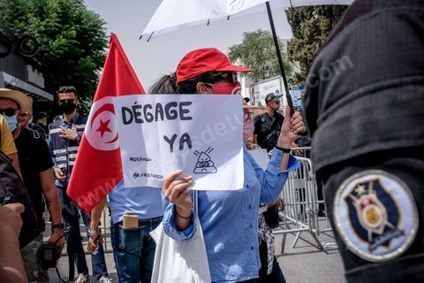 25 juillet 2021 : en cette date de fête de la république en Tunisie, plusieurs appels à manifester ont circulé sur les réseaux ces derniers jours pour aller manifester dans tout le pays et appeler aux départs du gouvernement et de Ennahdha. Au Bardo, à quelques pas de l'Assemblée des Représentants du Peuple, la police a bloqué l'accès à une petite centaine de manifesatnts venus scander le "Dégage" qui avait fait partir il y a dix ans la dictature de Ben Ali. La manifestation sera dispersée un peu plus tard par la police et plusieurs arrestations ont été opérées. Le centre ville de Tunis a été depusi le matin totalement bloqué par la police, impossible à qui de ce soit d'accéder à l'avenue Habib Bourguiba, un dispositif exceptionnel face à une tension politique, sociale,  économique et sanitaire grave. Dans les régions, Sfax, Sousse, Kairouan, Tozeur, ... les rassemblements ont réunis beaucoup plus de manifestants qui ont attaqué les sièges du parti islamiste Ennahdha. 