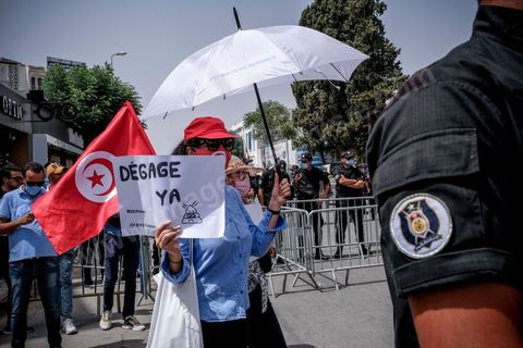 25 juillet 2021 : en cette date de fête de la république en Tunisie, plusieurs appels à manifester ont circulé sur les réseaux ces derniers jours pour aller manifester dans tout le pays et appeler aux départs du gouvernement et de Ennahdha. Au Bardo, à quelques pas de l'Assemblée des Représentants du Peuple, la police a bloqué l'accès à une petite centaine de manifesatnts venus scander le "Dégage" qui avait fait partir il y a dix ans la dictature de Ben Ali. La manifestation sera dispersée un peu plus tard par la police et plusieurs arrestations ont été opérées. Le centre ville de Tunis a été depusi le matin totalement bloqué par la police, impossible à qui de ce soit d'accéder à l'avenue Habib Bourguiba, un dispositif exceptionnel face à une tension politique, sociale,  économique et sanitaire grave. Dans les régions, Sfax, Sousse, Kairouan, Tozeur, ... les rassemblements ont réunis beaucoup plus de manifestants qui ont attaqué les sièges du parti islamiste Ennahdha. 
