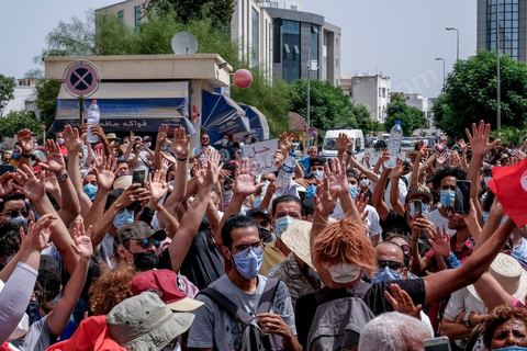 25 juillet 2021 : en cette date de fête de la république en Tunisie, plusieurs appels à manifester ont circulé sur les réseaux ces derniers jours pour aller manifester dans tout le pays et appeler aux départs du gouvernement et de Ennahdha. Au Bardo, à quelques pas de l'Assemblée des Représentants du Peuple, la police a bloqué l'accès à une petite centaine de manifesatnts venus scander le "Dégage" qui avait fait partir il y a dix ans la dictature de Ben Ali. La manifestation sera dispersée un peu plus tard par la police et plusieurs arrestations ont été opérées. Le centre ville de Tunis a été depusi le matin totalement bloqué par la police, impossible à qui de ce soit d'accéder à l'avenue Habib Bourguiba, un dispositif exceptionnel face à une tension politique, sociale,  économique et sanitaire grave. Dans les régions, Sfax, Sousse, Kairouan, Tozeur, ... les rassemblements ont réunis beaucoup plus de manifestants qui ont attaqué les sièges du parti islamiste Ennahdha. 