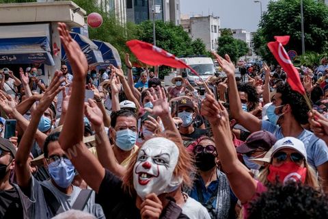 25 juillet 2021 : en cette date de fête de la république en Tunisie, plusieurs appels à manifester ont circulé sur les réseaux ces derniers jours pour aller manifester dans tout le pays et appeler aux départs du gouvernement et de Ennahdha. Au Bardo, à quelques pas de l'Assemblée des Représentants du Peuple, la police a bloqué l'accès à une petite centaine de manifesatnts venus scander le "Dégage" qui avait fait partir il y a dix ans la dictature de Ben Ali. La manifestation sera dispersée un peu plus tard par la police et plusieurs arrestations ont été opérées. Le centre ville de Tunis a été depusi le matin totalement bloqué par la police, impossible à qui de ce soit d'accéder à l'avenue Habib Bourguiba, un dispositif exceptionnel face à une tension politique, sociale,  économique et sanitaire grave. Dans les régions, Sfax, Sousse, Kairouan, Tozeur, ... les rassemblements ont réunis beaucoup plus de manifestants qui ont attaqué les sièges du parti islamiste Ennahdha. 