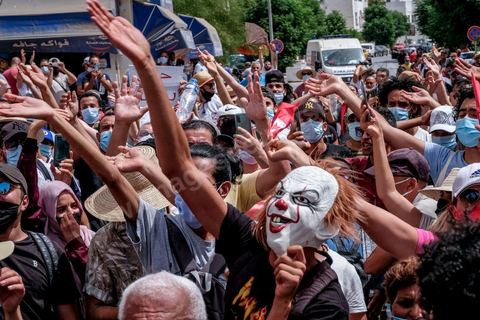 25 juillet 2021 : en cette date de fête de la république en Tunisie, plusieurs appels à manifester ont circulé sur les réseaux ces derniers jours pour aller manifester dans tout le pays et appeler aux départs du gouvernement et de Ennahdha. Au Bardo, à quelques pas de l'Assemblée des Représentants du Peuple, la police a bloqué l'accès à une petite centaine de manifesatnts venus scander le "Dégage" qui avait fait partir il y a dix ans la dictature de Ben Ali. La manifestation sera dispersée un peu plus tard par la police et plusieurs arrestations ont été opérées. Le centre ville de Tunis a été depusi le matin totalement bloqué par la police, impossible à qui de ce soit d'accéder à l'avenue Habib Bourguiba, un dispositif exceptionnel face à une tension politique, sociale,  économique et sanitaire grave. Dans les régions, Sfax, Sousse, Kairouan, Tozeur, ... les rassemblements ont réunis beaucoup plus de manifestants qui ont attaqué les sièges du parti islamiste Ennahdha. 