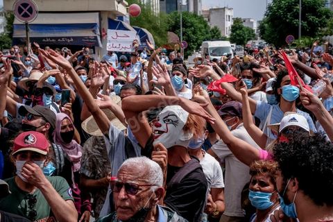 25 juillet 2021 : en cette date de fête de la république en Tunisie, plusieurs appels à manifester ont circulé sur les réseaux ces derniers jours pour aller manifester dans tout le pays et appeler aux départs du gouvernement et de Ennahdha. Au Bardo, à quelques pas de l'Assemblée des Représentants du Peuple, la police a bloqué l'accès à une petite centaine de manifesatnts venus scander le "Dégage" qui avait fait partir il y a dix ans la dictature de Ben Ali. La manifestation sera dispersée un peu plus tard par la police et plusieurs arrestations ont été opérées. Le centre ville de Tunis a été depusi le matin totalement bloqué par la police, impossible à qui de ce soit d'accéder à l'avenue Habib Bourguiba, un dispositif exceptionnel face à une tension politique, sociale,  économique et sanitaire grave. Dans les régions, Sfax, Sousse, Kairouan, Tozeur, ... les rassemblements ont réunis beaucoup plus de manifestants qui ont attaqué les sièges du parti islamiste Ennahdha. 