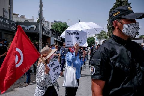25 juillet 2021 : en cette date de fête de la république en Tunisie, plusieurs appels à manifester ont circulé sur les réseaux ces derniers jours pour aller manifester dans tout le pays et appeler aux départs du gouvernement et de Ennahdha. Au Bardo, à quelques pas de l'Assemblée des Représentants du Peuple, la police a bloqué l'accès à une petite centaine de manifesatnts venus scander le "Dégage" qui avait fait partir il y a dix ans la dictature de Ben Ali. La manifestation sera dispersée un peu plus tard par la police et plusieurs arrestations ont été opérées. Le centre ville de Tunis a été depusi le matin totalement bloqué par la police, impossible à qui de ce soit d'accéder à l'avenue Habib Bourguiba, un dispositif exceptionnel face à une tension politique, sociale,  économique et sanitaire grave. Dans les régions, Sfax, Sousse, Kairouan, Tozeur, ... les rassemblements ont réunis beaucoup plus de manifestants qui ont attaqué les sièges du parti islamiste Ennahdha. 