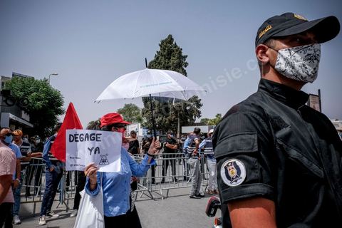 25 juillet 2021 : en cette date de fête de la république en Tunisie, plusieurs appels à manifester ont circulé sur les réseaux ces derniers jours pour aller manifester dans tout le pays et appeler aux départs du gouvernement et de Ennahdha. Au Bardo, à quelques pas de l'Assemblée des Représentants du Peuple, la police a bloqué l'accès à une petite centaine de manifesatnts venus scander le "Dégage" qui avait fait partir il y a dix ans la dictature de Ben Ali. La manifestation sera dispersée un peu plus tard par la police et plusieurs arrestations ont été opérées. Le centre ville de Tunis a été depusi le matin totalement bloqué par la police, impossible à qui de ce soit d'accéder à l'avenue Habib Bourguiba, un dispositif exceptionnel face à une tension politique, sociale,  économique et sanitaire grave. Dans les régions, Sfax, Sousse, Kairouan, Tozeur, ... les rassemblements ont réunis beaucoup plus de manifestants qui ont attaqué les sièges du parti islamiste Ennahdha. 