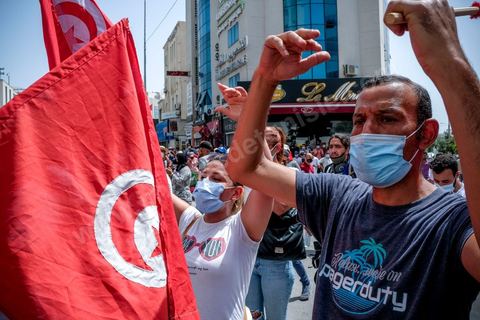 25 juillet 2021 : en cette date de fête de la république en Tunisie, plusieurs appels à manifester ont circulé sur les réseaux ces derniers jours pour aller manifester dans tout le pays et appeler aux départs du gouvernement et de Ennahdha. Au Bardo, à quelques pas de l'Assemblée des Représentants du Peuple, la police a bloqué l'accès à une petite centaine de manifesatnts venus scander le "Dégage" qui avait fait partir il y a dix ans la dictature de Ben Ali. La manifestation sera dispersée un peu plus tard par la police et plusieurs arrestations ont été opérées. Le centre ville de Tunis a été depusi le matin totalement bloqué par la police, impossible à qui de ce soit d'accéder à l'avenue Habib Bourguiba, un dispositif exceptionnel face à une tension politique, sociale,  économique et sanitaire grave. Dans les régions, Sfax, Sousse, Kairouan, Tozeur, ... les rassemblements ont réunis beaucoup plus de manifestants qui ont attaqué les sièges du parti islamiste Ennahdha. 