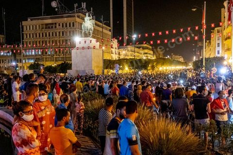 25 juillet 2021 : Après la diffusion de la déclaration de Kais Saied plusieurs milliers de tunisiens sont sortis dans les rue fêter ce qui ressemble à un "coup d'état constitutionnel" et accueillir les militaires venus s'installer en haut de l'avenue Habib Bourguiba à Tunis.  Le Président de la République Kaïs Saïed a réuni, ce soir, de façon urgente, les dirigeants et hauts cadres sécuritaires et militaires, où  il a annoncé la prise de plusieurs décisions "conformément à la constitution" dont les principales sont le gel du parlement et de toutes ses activités, le limogeage du chef du gouvernement, la dissolution du gouvernement et le président de la République va désigner un nouveau chef du gouvernement et les membres du gouvernement ...
