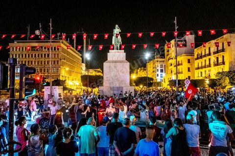 25 juillet 2021 : Après la diffusion de la déclaration de Kais Saied plusieurs milliers de tunisiens sont sortis dans les rue fêter ce qui ressemble à un "coup d'état constitutionnel" et accueillir les militaires venus s'installer en haut de l'avenue Habib Bourguiba à Tunis.  Le Président de la République Kaïs Saïed a réuni, ce soir, de façon urgente, les dirigeants et hauts cadres sécuritaires et militaires, où  il a annoncé la prise de plusieurs décisions "conformément à la constitution" dont les principales sont le gel du parlement et de toutes ses activités, le limogeage du chef du gouvernement, la dissolution du gouvernement et le président de la République va désigner un nouveau chef du gouvernement et les membres du gouvernement ...