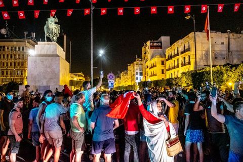 25 juillet 2021 : Après la diffusion de la déclaration de Kais Saied plusieurs milliers de tunisiens sont sortis dans les rue fêter ce qui ressemble à un "coup d'état constitutionnel" et accueillir les militaires venus s'installer en haut de l'avenue Habib Bourguiba à Tunis.  Le Président de la République Kaïs Saïed a réuni, ce soir, de façon urgente, les dirigeants et hauts cadres sécuritaires et militaires, où  il a annoncé la prise de plusieurs décisions "conformément à la constitution" dont les principales sont le gel du parlement et de toutes ses activités, le limogeage du chef du gouvernement, la dissolution du gouvernement et le président de la République va désigner un nouveau chef du gouvernement et les membres du gouvernement ...