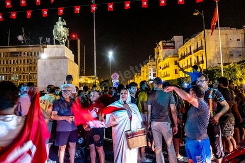 25 juillet 2021 : Après la diffusion de la déclaration de Kais Saied plusieurs milliers de tunisiens sont sortis dans les rue fêter ce qui ressemble à un "coup d'état constitutionnel" et accueillir les militaires venus s'installer en haut de l'avenue Habib Bourguiba à Tunis.  Le Président de la République Kaïs Saïed a réuni, ce soir, de façon urgente, les dirigeants et hauts cadres sécuritaires et militaires, où  il a annoncé la prise de plusieurs décisions "conformément à la constitution" dont les principales sont le gel du parlement et de toutes ses activités, le limogeage du chef du gouvernement, la dissolution du gouvernement et le président de la République va désigner un nouveau chef du gouvernement et les membres du gouvernement ...