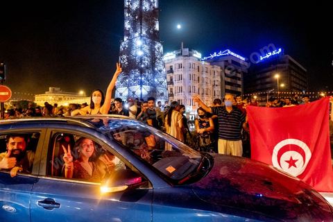 25 juillet 2021 : Après la diffusion de la déclaration de Kais Saied plusieurs milliers de tunisiens sont sortis dans les rue fêter ce qui ressemble à un "coup d'état constitutionnel" et accueillir les militaires venus s'installer en haut de l'avenue Habib Bourguiba à Tunis.  Le Président de la République Kaïs Saïed a réuni, ce soir, de façon urgente, les dirigeants et hauts cadres sécuritaires et militaires, où  il a annoncé la prise de plusieurs décisions "conformément à la constitution" dont les principales sont le gel du parlement et de toutes ses activités, le limogeage du chef du gouvernement, la dissolution du gouvernement et le président de la République va désigner un nouveau chef du gouvernement et les membres du gouvernement ...