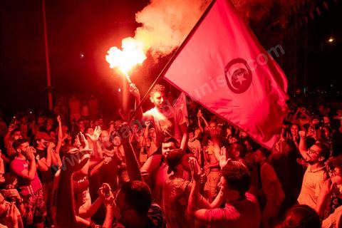 25 juillet 2021 : Après la diffusion de la déclaration de Kais Saied plusieurs milliers de tunisiens sont sortis dans les rue fêter ce qui ressemble à un "coup d'état constitutionnel" et accueillir les militaires venus s'installer en haut de l'avenue Habib Bourguiba à Tunis.  Le Président de la République Kaïs Saïed a réuni, ce soir, de façon urgente, les dirigeants et hauts cadres sécuritaires et militaires, où  il a annoncé la prise de plusieurs décisions "conformément à la constitution" dont les principales sont le gel du parlement et de toutes ses activités, le limogeage du chef du gouvernement, la dissolution du gouvernement et le président de la République va désigner un nouveau chef du gouvernement et les membres du gouvernement ...