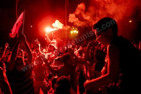 25 juillet 2021 : Après la diffusion de la déclaration de Kais Saied plusieurs milliers de tunisiens sont sortis dans les rue fêter ce qui ressemble à un "coup d'état constitutionnel" et accueillir les militaires venus s'installer en haut de l'avenue Habib Bourguiba à Tunis.  Le Président de la République Kaïs Saïed a réuni, ce soir, de façon urgente, les dirigeants et hauts cadres sécuritaires et militaires, où  il a annoncé la prise de plusieurs décisions "conformément à la constitution" dont les principales sont le gel du parlement et de toutes ses activités, le limogeage du chef du gouvernement, la dissolution du gouvernement et le président de la République va désigner un nouveau chef du gouvernement et les membres du gouvernement ...
