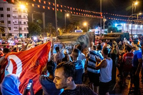 25 juillet 2021 : Après la diffusion de la déclaration de Kais Saied plusieurs milliers de tunisiens sont sortis dans les rue fêter ce qui ressemble à un "coup d'état constitutionnel" et accueillir les militaires venus s'installer en haut de l'avenue Habib Bourguiba à Tunis.  Le Président de la République Kaïs Saïed a réuni, ce soir, de façon urgente, les dirigeants et hauts cadres sécuritaires et militaires, où  il a annoncé la prise de plusieurs décisions "conformément à la constitution" dont les principales sont le gel du parlement et de toutes ses activités, le limogeage du chef du gouvernement, la dissolution du gouvernement et le président de la République va désigner un nouveau chef du gouvernement et les membres du gouvernement ...