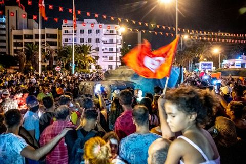 25 juillet 2021 : Après la diffusion de la déclaration de Kais Saied plusieurs milliers de tunisiens sont sortis dans les rue fêter ce qui ressemble à un "coup d'état constitutionnel" et accueillir les militaires venus s'installer en haut de l'avenue Habib Bourguiba à Tunis.  Le Président de la République Kaïs Saïed a réuni, ce soir, de façon urgente, les dirigeants et hauts cadres sécuritaires et militaires, où  il a annoncé la prise de plusieurs décisions "conformément à la constitution" dont les principales sont le gel du parlement et de toutes ses activités, le limogeage du chef du gouvernement, la dissolution du gouvernement et le président de la République va désigner un nouveau chef du gouvernement et les membres du gouvernement ...