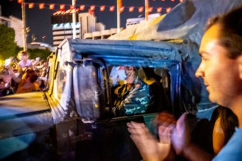 25 juillet 2021 : Après la diffusion de la déclaration de Kais Saied plusieurs milliers de tunisiens sont sortis dans les rue fêter ce qui ressemble à un "coup d'état constitutionnel" et accueillir les militaires venus s'installer en haut de l'avenue Habib Bourguiba à Tunis.  Le Président de la République Kaïs Saïed a réuni, ce soir, de façon urgente, les dirigeants et hauts cadres sécuritaires et militaires, où  il a annoncé la prise de plusieurs décisions "conformément à la constitution" dont les principales sont le gel du parlement et de toutes ses activités, le limogeage du chef du gouvernement, la dissolution du gouvernement et le président de la République va désigner un nouveau chef du gouvernement et les membres du gouvernement ...