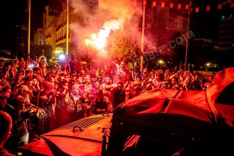 25 juillet 2021 : Après la diffusion de la déclaration de Kais Saied plusieurs milliers de tunisiens sont sortis dans les rue fêter ce qui ressemble à un "coup d'état constitutionnel" et accueillir les militaires venus s'installer en haut de l'avenue Habib Bourguiba à Tunis.  Le Président de la République Kaïs Saïed a réuni, ce soir, de façon urgente, les dirigeants et hauts cadres sécuritaires et militaires, où  il a annoncé la prise de plusieurs décisions "conformément à la constitution" dont les principales sont le gel du parlement et de toutes ses activités, le limogeage du chef du gouvernement, la dissolution du gouvernement et le président de la République va désigner un nouveau chef du gouvernement et les membres du gouvernement ...