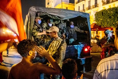 25 juillet 2021 : Après la diffusion de la déclaration de Kais Saied plusieurs milliers de tunisiens sont sortis dans les rue fêter ce qui ressemble à un "coup d'état constitutionnel" et accueillir les militaires venus s'installer en haut de l'avenue Habib Bourguiba à Tunis.  Le Président de la République Kaïs Saïed a réuni, ce soir, de façon urgente, les dirigeants et hauts cadres sécuritaires et militaires, où  il a annoncé la prise de plusieurs décisions "conformément à la constitution" dont les principales sont le gel du parlement et de toutes ses activités, le limogeage du chef du gouvernement, la dissolution du gouvernement et le président de la République va désigner un nouveau chef du gouvernement et les membres du gouvernement ...