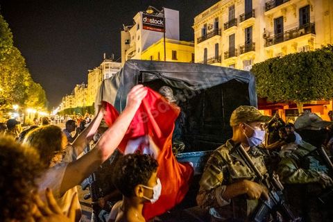 25 juillet 2021 : Après la diffusion de la déclaration de Kais Saied plusieurs milliers de tunisiens sont sortis dans les rue fêter ce qui ressemble à un "coup d'état constitutionnel" et accueillir les militaires venus s'installer en haut de l'avenue Habib Bourguiba à Tunis.  Le Président de la République Kaïs Saïed a réuni, ce soir, de façon urgente, les dirigeants et hauts cadres sécuritaires et militaires, où  il a annoncé la prise de plusieurs décisions "conformément à la constitution" dont les principales sont le gel du parlement et de toutes ses activités, le limogeage du chef du gouvernement, la dissolution du gouvernement et le président de la République va désigner un nouveau chef du gouvernement et les membres du gouvernement ...